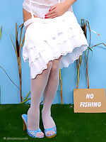 Gorgeous blonde prevalent sexy stockings loses her clothes apropos a fishing line